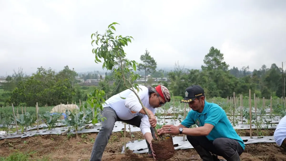 Bupati Temanggung Agus Setyawan menanam pohon sebagai upaya melawan krisis lingkungan. (Istimewa)