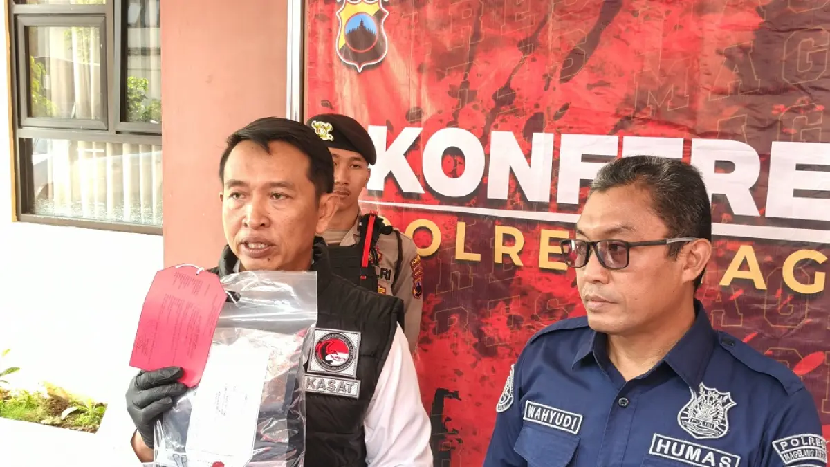 Kasat Resnarkoba Polres Magelang Kota Iptu Narto dan Kasi Humas Ipda Wahyudi menunjukkan barang bukti tembakau sintetis. (ROFIK SYARIF/ JAWAPOS RADAR MAGELANG)