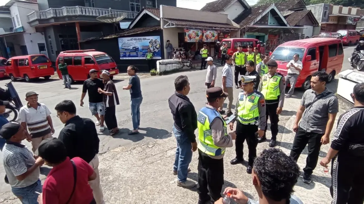 Aksi protes sopir angkot yang mendemo odong-odong yang mengangkut penumpang di wilayah Kandangan, Temanggung. (Istimewa)