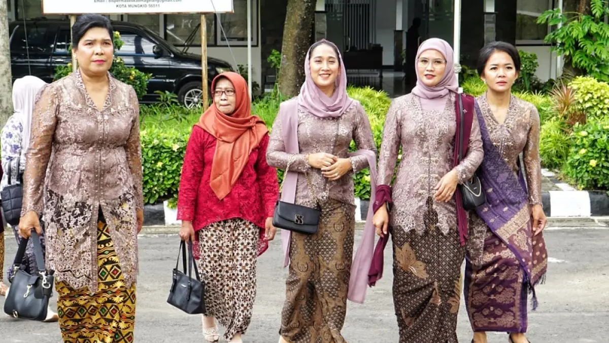 Istri Bupati Magelang Dian Grengseng Pamuji dan istri Wakil Bupati&nbsp;Yudi Irawati Sahid saat menghadiri upacara peringatan Hari Kartini di GOR Gemilang Setda Kabupaten Magelang.