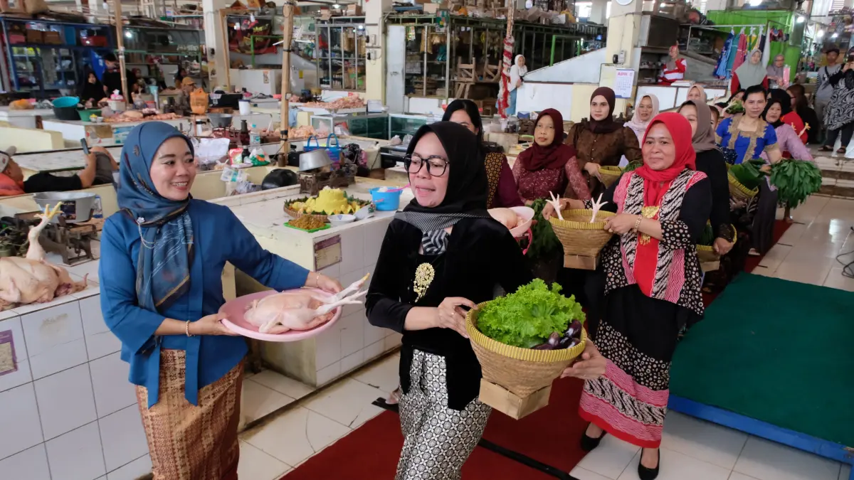 Para pedagang Pasar Legi Parakan mengampanyekan belanja tanpa plastik di momen Hari Kartini, Selasa (21/4/2026). (Istimewa)