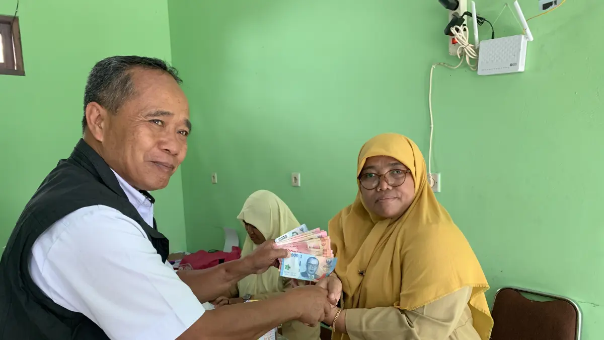 Pelunasan biaya sekolah Azril di TK Dharma Wanita, Kaloran, Temanggung, Senin (20/4/2026). (Devi Khofifatur Rizqi/Jawa Pos Radar Magelang).