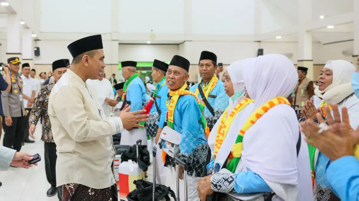 Wakil Gubernur Taj Yasin Maimoen melepas kloter pertama jemaah haji Jawa Tengah dari Embarkasi Solo (Donohudan), Kabupaten Boyolali, Selasa, (21/4/2026) malam. (Istimewa)