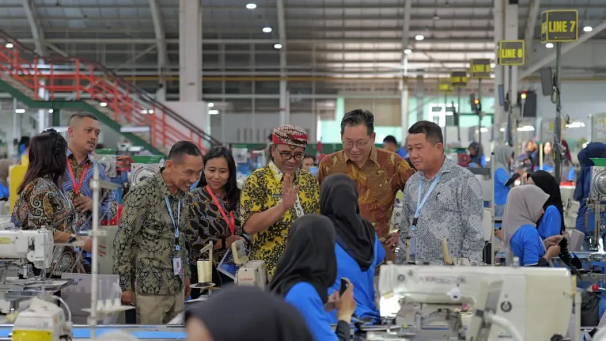 Bupati Temanggung Agus Setyawan berkunjung ke pabrik sepatu PT SJI di Kranggan, Selasa (21/4/2026). (Prokompim Setda Temanggung for Jawa Pos Radar Magelang)