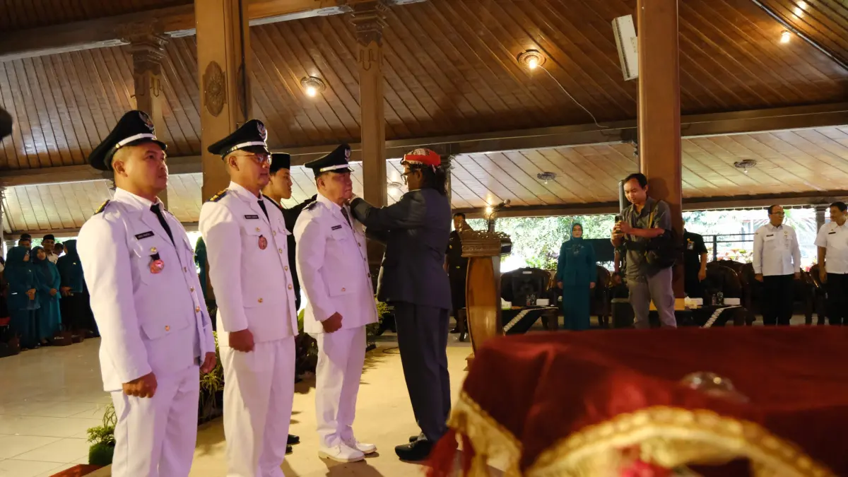 Pelantikan tiga kepala desa antarwaktu (PAW) untuk sisa masa jabatan hingga 2028, di Pendopo Pengayoman, Rabu (22/4/2026). (Devi Khofifatur Rizqi/Jawa Pos Radar Magelang).