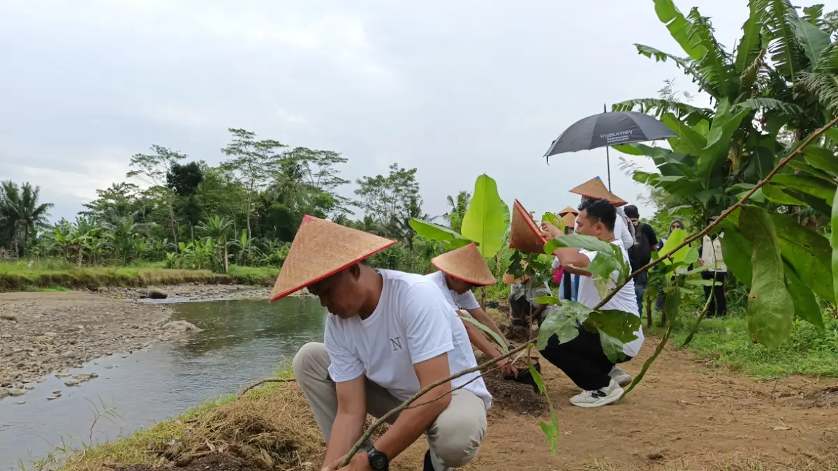 Penanaman pohon gayam di bantaran Sungai Sileng, Desa Karangrejo, Kecamatan Borobudur, Kabupaten Magelang, Rabu (22/4/2026). (Rofik Syarif GP/Jawa Pos Radar Magelang).