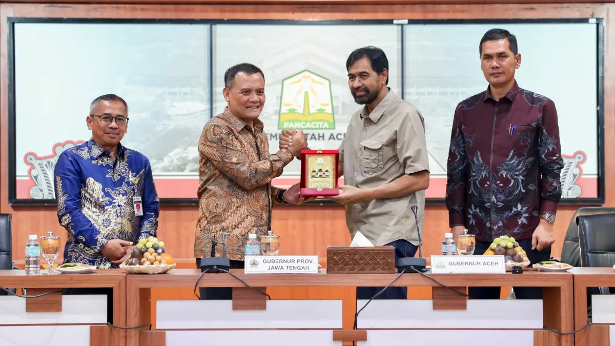 Penandatanganan perjanjian dilakukan Gubernur Jawa Tengah, Ahmad Luthfi, bersama Gubernur Aceh, Muzakir Manaf, di Kantor Gubernur Aceh, Kamis (23/4/2026). (Istimewa)