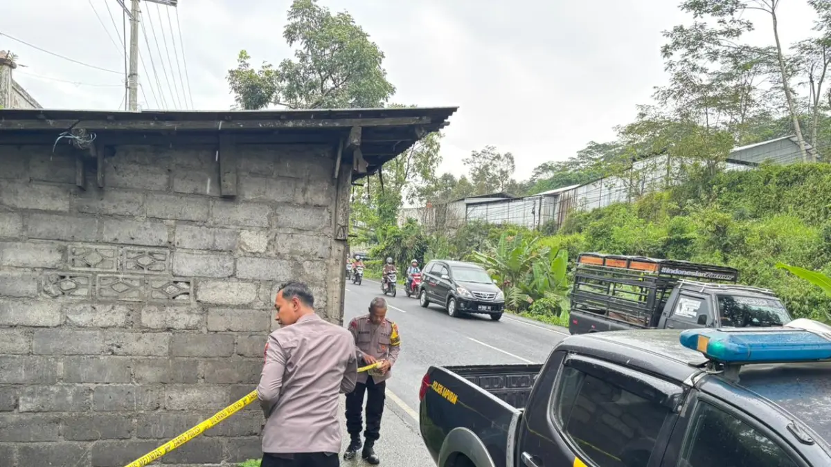 Polisi memasang garis polisi tempat ditemukan jenazah warga Jolontoro, Sapuran, Rabu (22/4/2026) sore. Polres Wonosobo)

