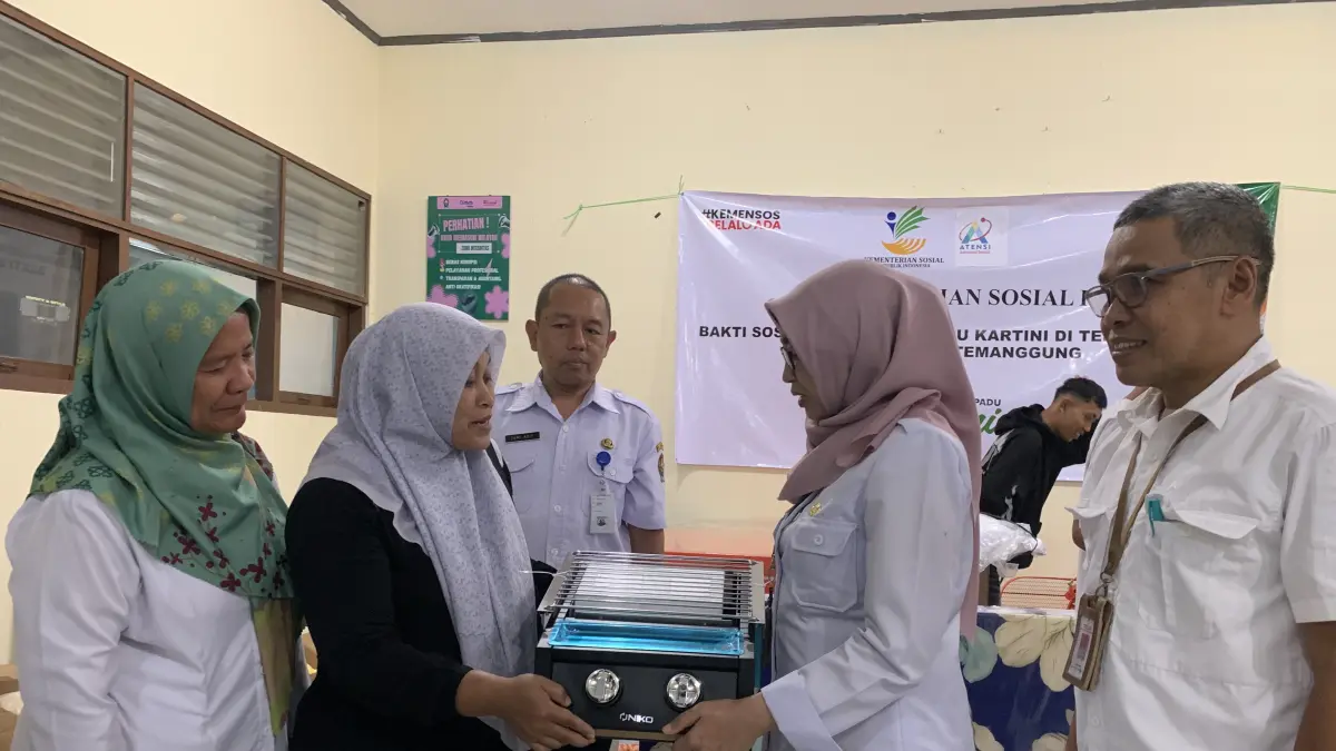 Siti Khusniyatu Syafaah menerima manfaat berupa alat wirausaha untuk berjualan dari pemerintah. (Devi Khofifatur Rizqi/Jawa Pos Radar Magelang).