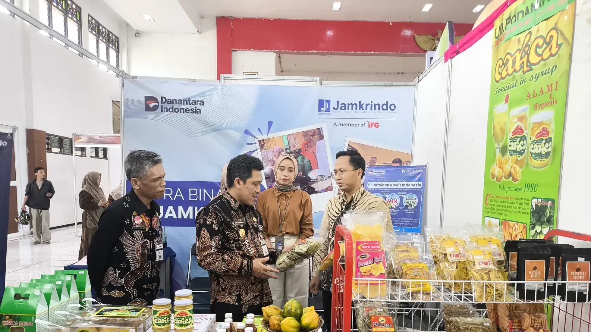 Asisten Deputi Bidang Pemasaran Kementerian Koperasi, Fiter Baresman Silaen bersama Bupati Afif Nurhidayat meninjau stan di Wonosobo Expo 2026. (Sigit Rahmanto/Jawa Pos Radar Magelang)