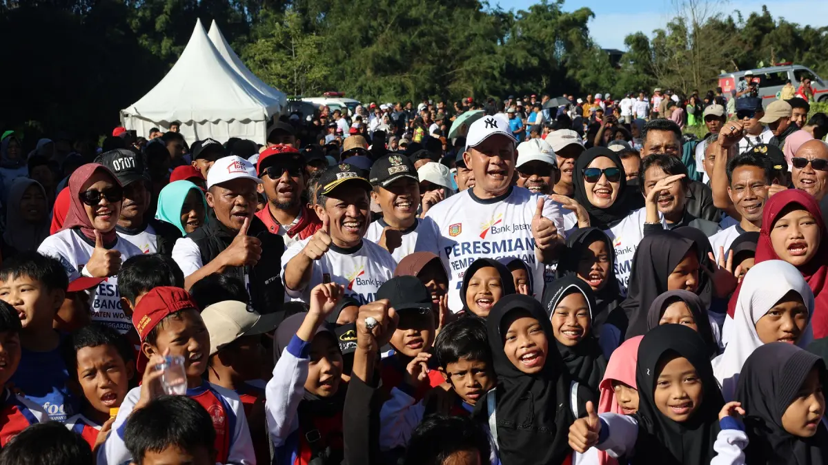 Bupati Wonosobo Afif Nurhidayat bersam Wabup Amir Husein dan forkompimda fun walk bersama warga Desa Tlogo, Kecamatan Garung usai peresmian hasil pembangunan tahun anggaran 2025, Jumat (24/4/2026). (Sigit Rahmanto Jawa Pos Radar Magelang)