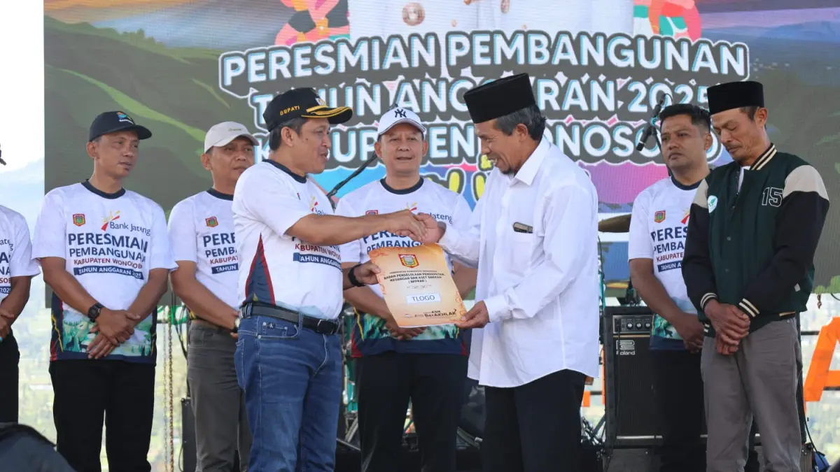 
Warga yang menghibahkan tanahnya untuk pembangunan jalan Jengkol-Tlogo Kecamatan Garung menerima sertifikat, Jumat (24/4/2026). (Sigit Rahmanto/Jawa Pos Radar Magelang).