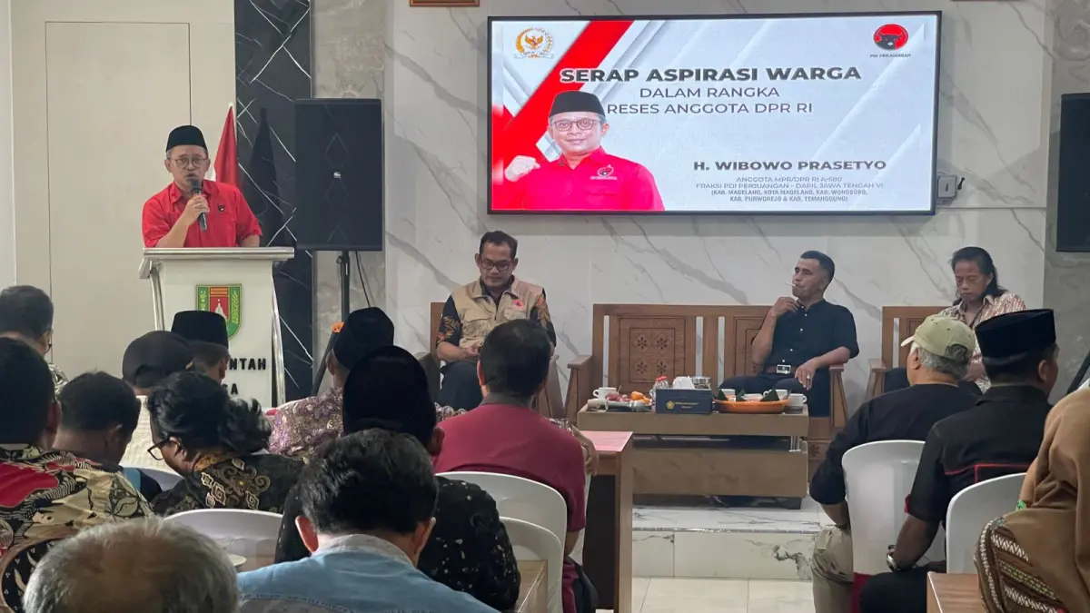 Anggota DPR RI Fraksi PDI Perjuangan Wibowo Prasetyo saat serap aspirasi dalam rangka reses bersama tokoh masyarakat dan tokoh agama di Kecamatan Dukun, Kabupaten Magelang, Jumat (24/4/2026).