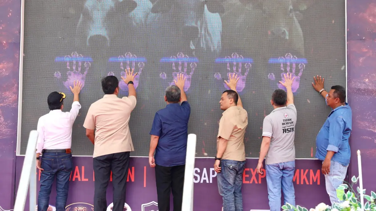 Gubernur Ahmad Luthfi bersama Ketua MPR Ahmad Muzani, Wakil Menteri Pertanian Sudaryono, Bupati Wonosobo Afif Nurhidayat membuka kontes sapi di Wonoland Wonosobo, Sabtu (25/4/2026). (Istimewa)