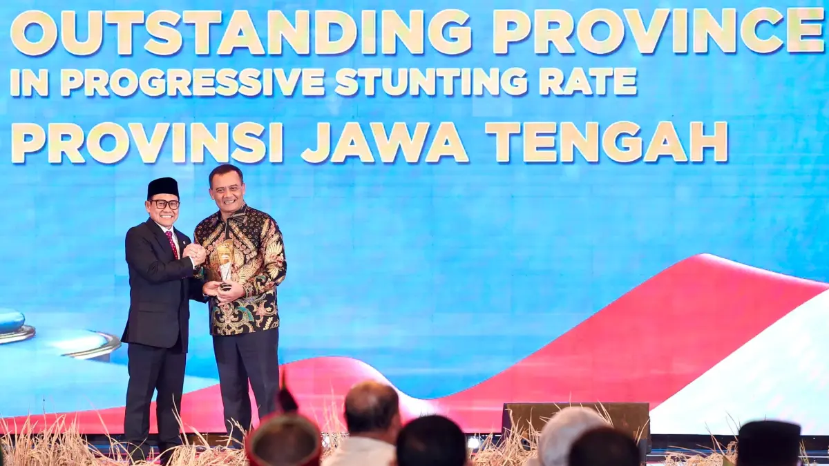 Gubernur Ahmad Luthfi menerima penghargaan kategori Health Ecosystem pada ajang National Governance Award 2026 yang digelar di Jakarta, Jumat malam (24/4/2026) dari Menteri Koordinator Bidang Pembedayaan Masyarakat Abdul Muhaimin Iskandar. (Istimewa)