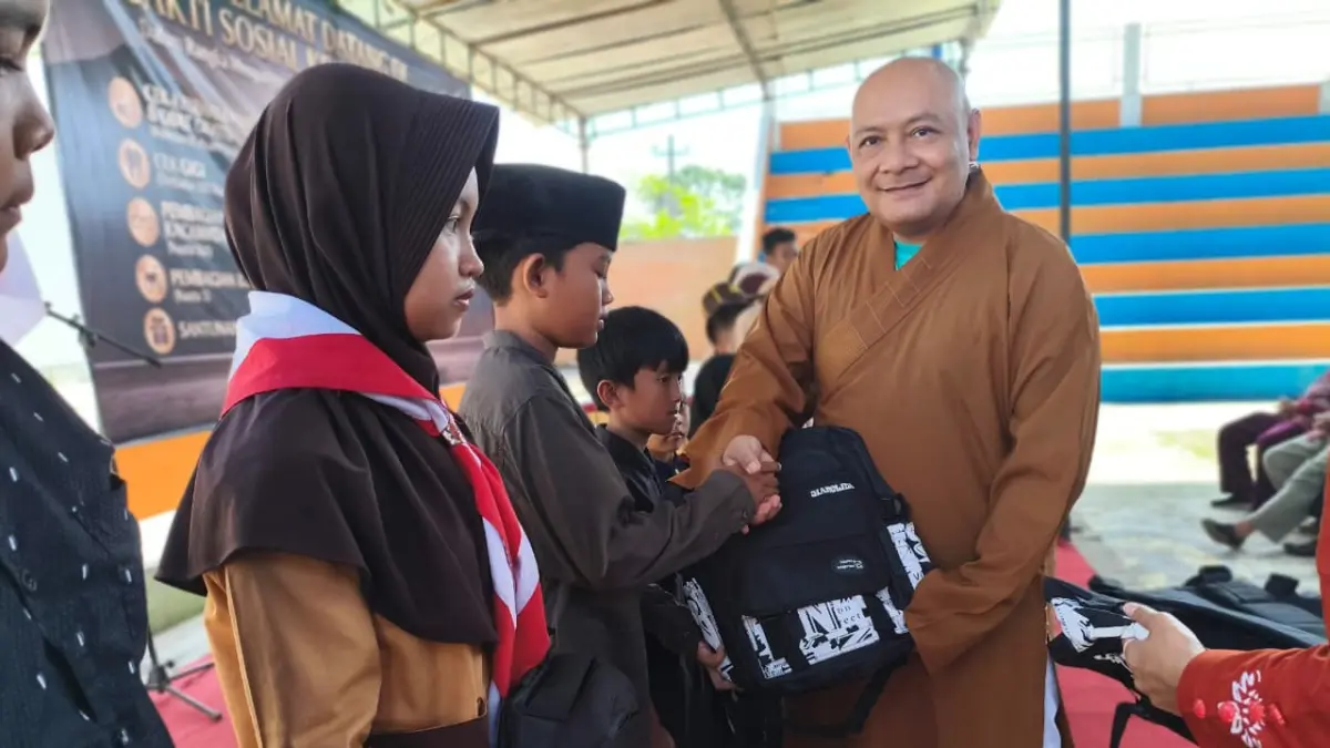 Penyerahan bantuan dari Walubi Jateng bagian dari kegiatan bakti sosial yang diadakan di Desa Jragan, Tembarak, Temanggung Sabtu (25/4/2026). (Devi Khofifatur Rizqi/Jawa Pos Radar Magelang).
