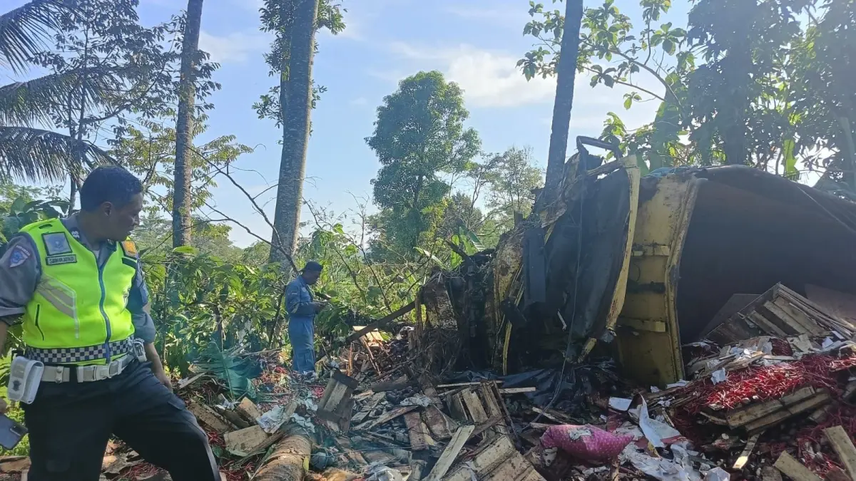 Petugas mengadakan olah TKP dalam kecelakaan di turun Rujak Asem Bejen, Temanggung, Minggu (26/4/2026). Satu tewas dan 4 luka-luka dalam peristiwa itu. (Istimewa)