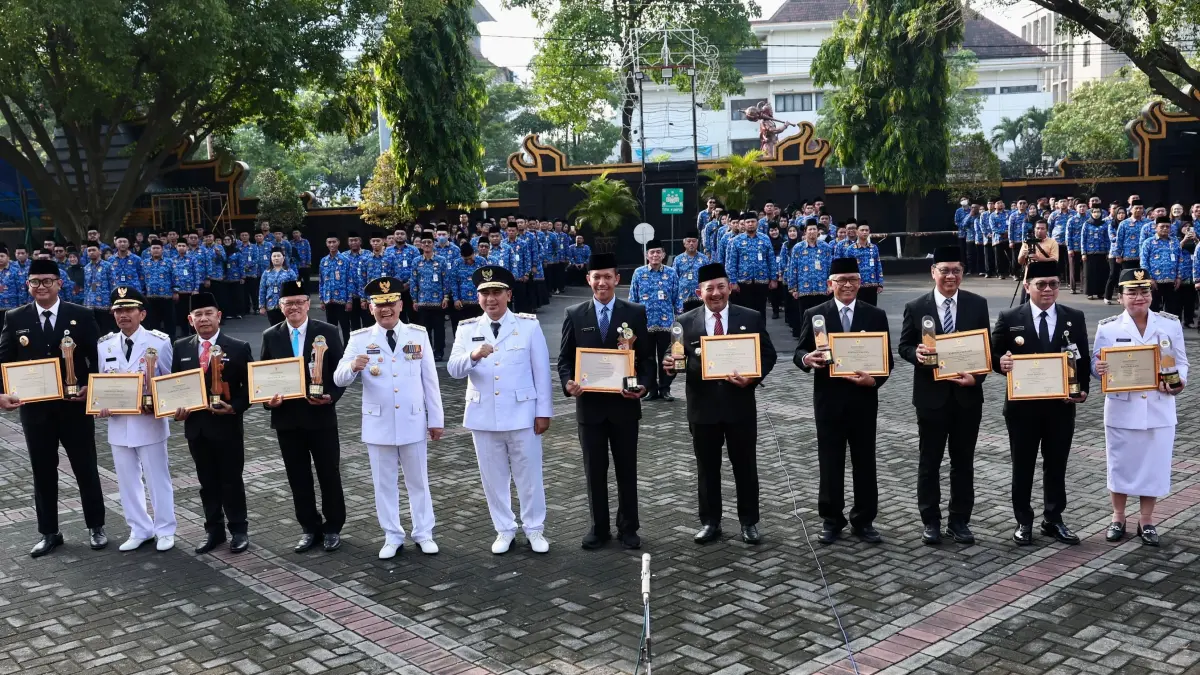 Sejumlah kabupaten kota yang berprestasi mendapatkan penghargaan dari Pemprov Jawa Tengah terkait Laporan Penyelenggaraan Pemerintahan Daerah (LPPD) dan Standar Pelayanan Minimal (SPM) saat peringatan Hari Otonomi Daerah ke-30 di halaman kantor gubernur, Senin (27/4/2026). (Istimewa)