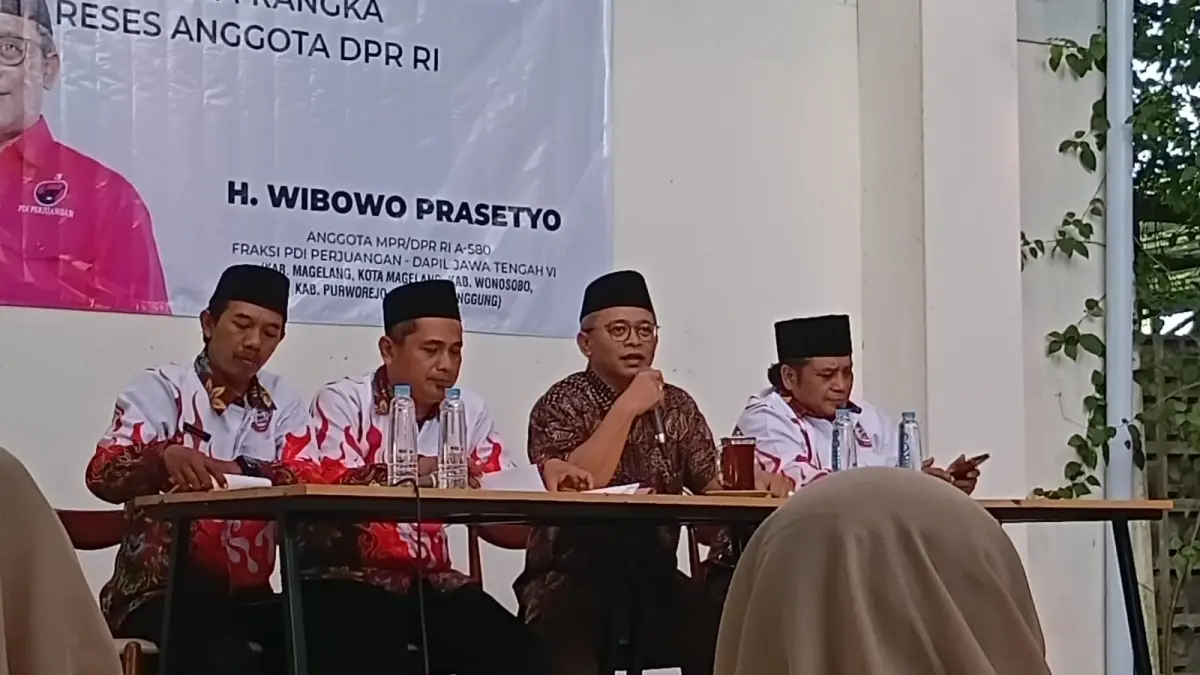 Anggota Komisi VIII DPR RI dari Fraksi PDI Perjuangan Wibowo Prasetyo saat serap aspirasi bersama puluhan guru yang tergabung dalam Perkumpulan Guru Madrasah Mandiri (PGMM) Kabupaten Magelang, Sabtu (25/4/2026).