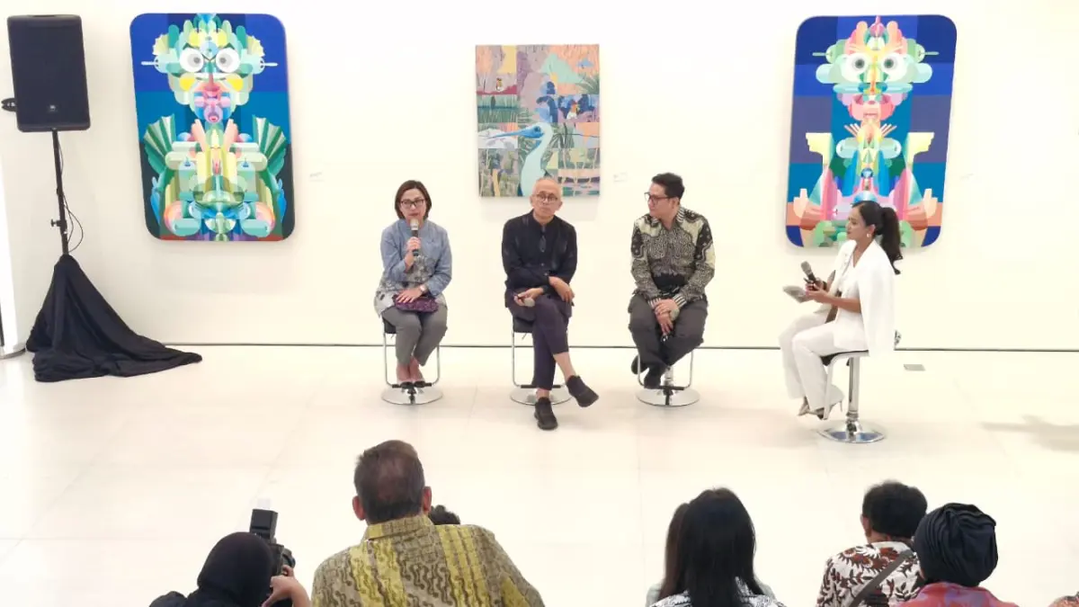 Arsitek hotel Andra Martin memberi penjelasan bangunan Artotel Leguna Magelang. (PUPUT PUSPITASARI/JAWA POS RADAR MAGELANG)