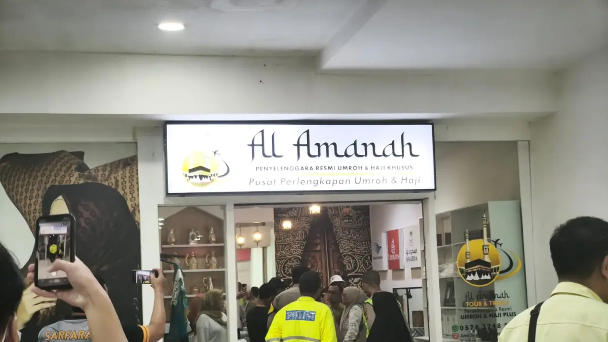 Belasan orang korban penipuan umrah menggeruduk Biro Umrah Al Amanah yang berkantor di Java Mall Kota Semarang, Minggu (26/4/2026) malam. (IDA FADILAH/JAWA POS RADAR SEMARANG )