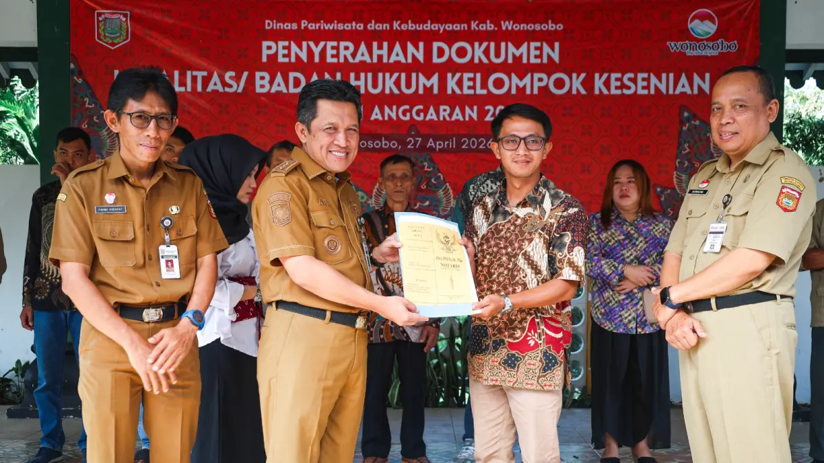 Bupati Wonosobo Afif Nurhidayat menyerahkan legalitas badan hukum kepada Kelompok Kesenian Kabupaten Wonosobo di Pendopo Kuntjoro Rukmi, Gerbang Mandala Wisata, Senin (27/4/2026). (Prokompim Setda Wonosobo for Jawa Pos Radar Magelang)