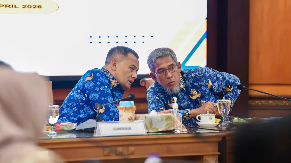Gubernur Ahmad Luthfi  dan Sekda Sumarno saat Rapat Umum Pemegang Saham (RUPS) tiga BUMD milik Pemprov Jawa Tengah, Senin (27/4/2026). (Istimewa)