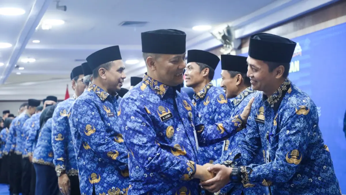 Gubernur Jawa Tengah Ahmad Luthfi dan Wagub Taj Yasin menyalami para pejabat di lingkungan Pemrov Jateng yang dilantik di Gedung Gradhika Bhakti Praja, Kota Semarang pada Senin (27/4/2026). (Istimewa)