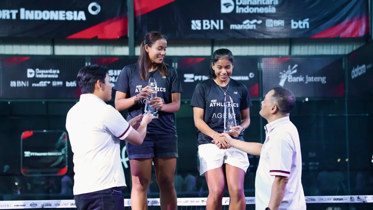 Gubernur Jawa Tengah Ahmad Luthfi menyerahkan piala pada pemenang di ajang Sirnas Padel Seri II Minggu (26/4/2026) malam di Semarang. (Istimewa)