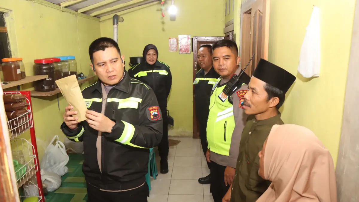 Kapolres Magelang Kota AKBP Dikri Olfandi mengunjungi usaha Kopi Condong milik Muh Amin di Dusun Posong, Desa Ngepanrejo, Kecamatan Bandongan, Kabupaten Magelang.