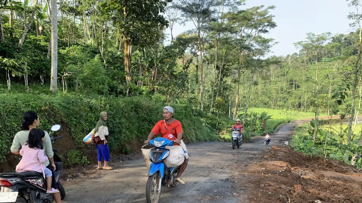 Kondisi jalan penghubung Desa Ngadisepi-Kemiriombo dengan Desa Gemawang, Kecamatan Gemawang, yang sudah dilewati warga. (Dok Jawa Pos Radar Magelang).