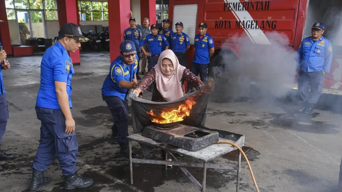 Masyarakat dilatih memiliki keterampilan memadamkan api untuk skala kebakaran kecil.