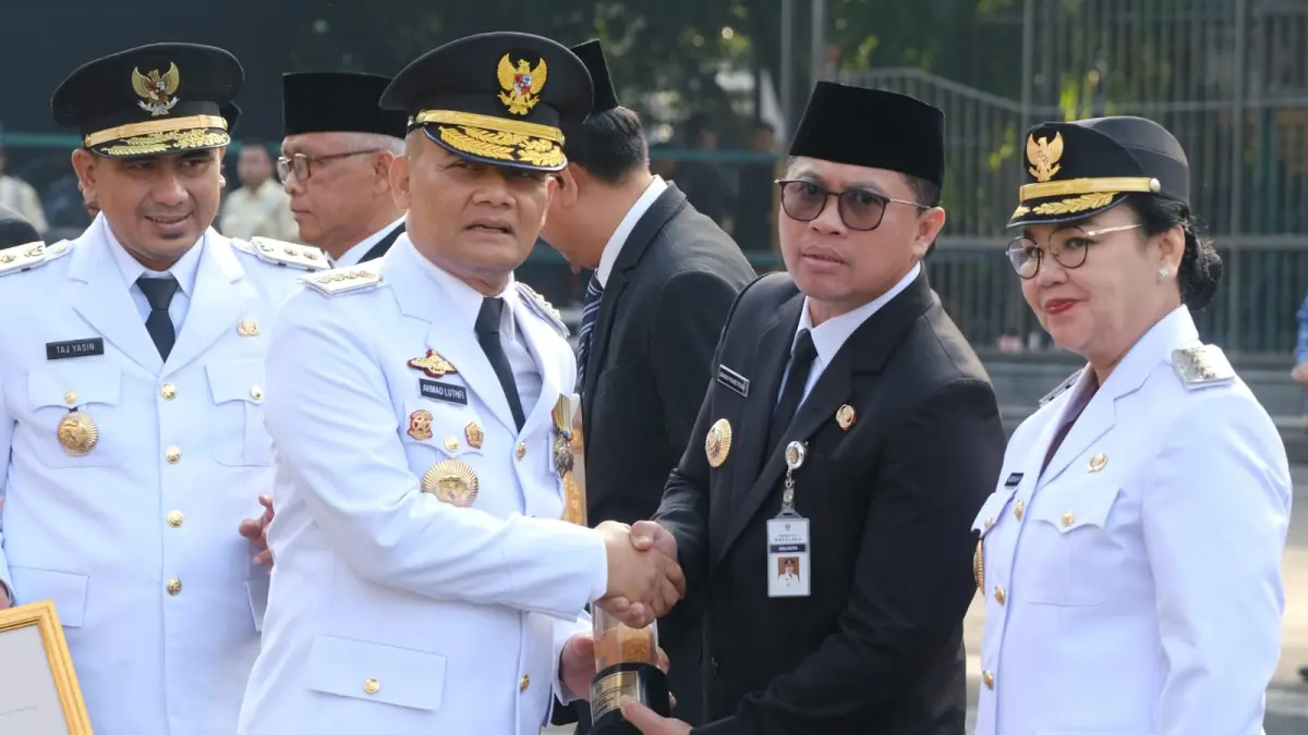 Wali Kota Damar Prasetyono menerima penghargaan dari Gubernur Ahmad Luthfi atas prestasi Kota Magelang peringkat pertama kinerja terbaik dalam penerapan standar pelayanan minimal (SPM) tingkat Provinsi Jawa Tengah untuk kategori kota dalam upacara peringatan Hari Otonomi Daerah, Senin (27/4/2026) di halaman gubernuran Semarang. (Istimewa).