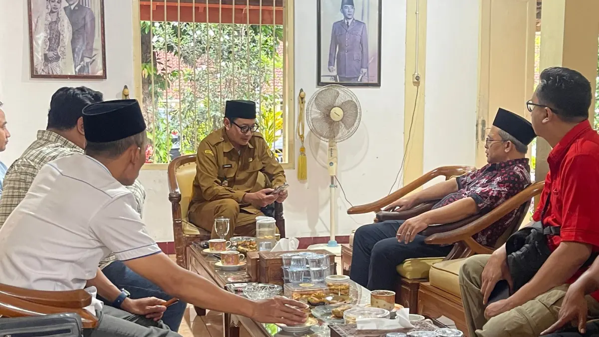 Anggota DPR RI Fraksi PDI Perjuangan Wibowo Prasetyo saat bersilaturahmi sekaligus sharing dengan Wakil Bupati Purworejo Dion Agasi Setiabudi, Senin (27/4/2026).