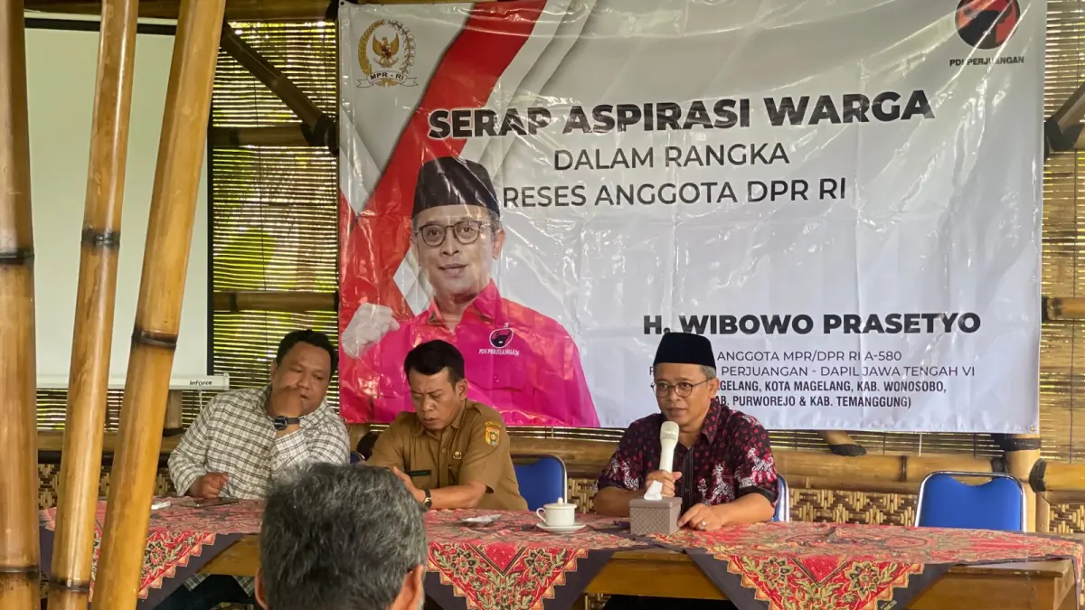 Anggota DPR RI Wibowo Prasetyo saat berdialog dengan para kepala desa dari Kecamatan Loano, Bener, dan Gebang di Purworejo, Senin (27/4/2026).