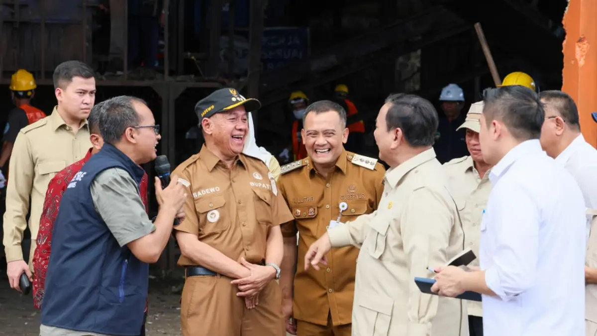 Gubernur Jawa Tengah Ahmad Luthfi, mendampingi Presiden Prabowo Subianto dalam kunjungan ke Tempat Pengolahan Sampah Terpadu Berbasis Lingkungan dan Edukasi (TPST BLE) di Desa Kaliori, Banyumas, Selasa (28/4/2026). (Istimewa).