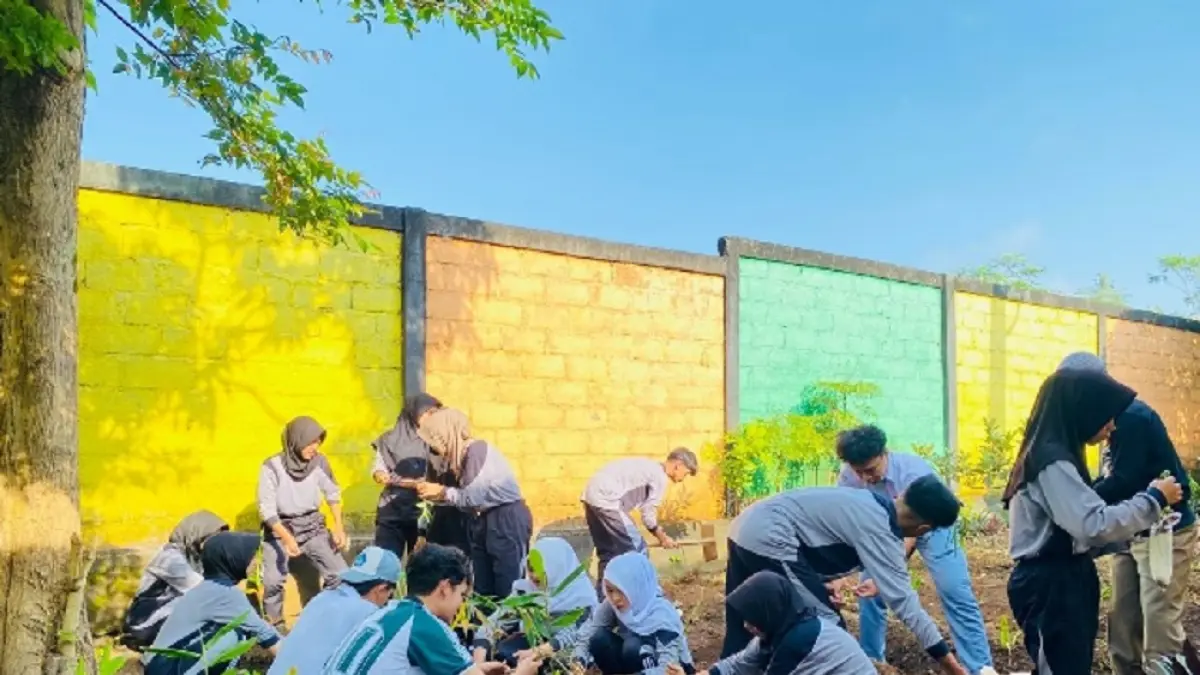 Para siswa, guru, dan tenaga kependidikan SMA Negeri 1 Candiroto, Kabupaten Temanggung melaksanakan kegiatan penanaman tanaman ketahanan pangan sebagai bagian dari komitmen menuju Sekolah Adiwiyata yang berkelanjutan.