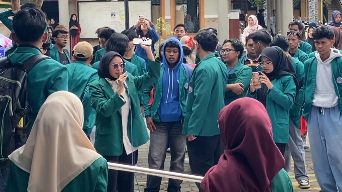

Sejumlah mahasiswa Unsiq saat menggelar orasi di depan gedung rektorat kampus setempat, Selasa (28/4/2026). (Sigit Rahmanto/Jawa Pos Radar Magelang).

&nbsp;