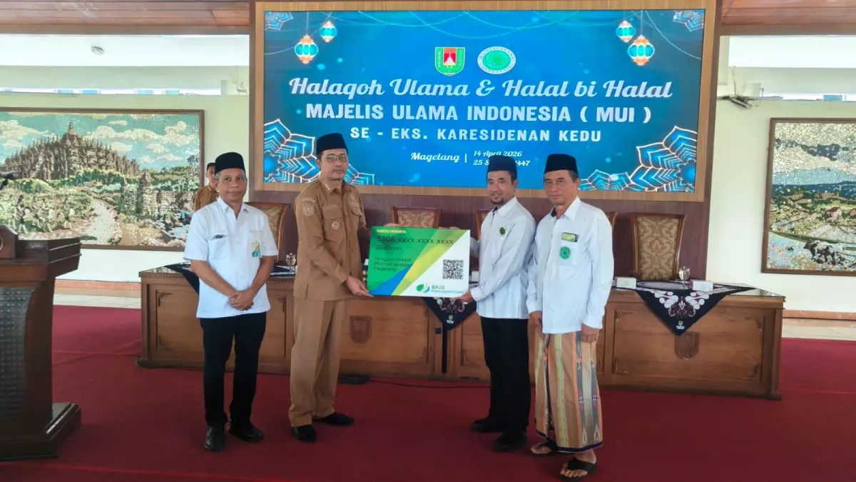 Bupati Magelang Grengseng Pamuji menyerahkan kartu peserta BPJS Ketenagakerjaan secara simbolis. (Istimewa)