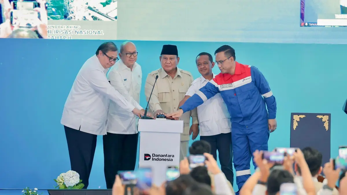 Presiden Prabowo Subianto bersama Gubernur Jawa Tengah, Ahmad Luthfi, melakukan groundbreaking proyek hilirisasi nasional fase II di PT Kilang Pertamina Internasional Cilacap, Rabu (29/4/2026). (Istimewa)