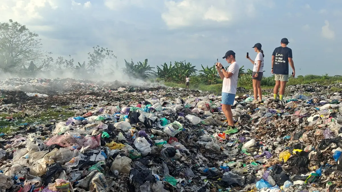 Sam, Gary, dan Kelly Bencheghib saat melihat tumpukan sampah di pinggir jalan raya Gubug-Tegowanu Grobogan. (WAHIB PRIBADI/JAWA POS RADAR MAGELANG)