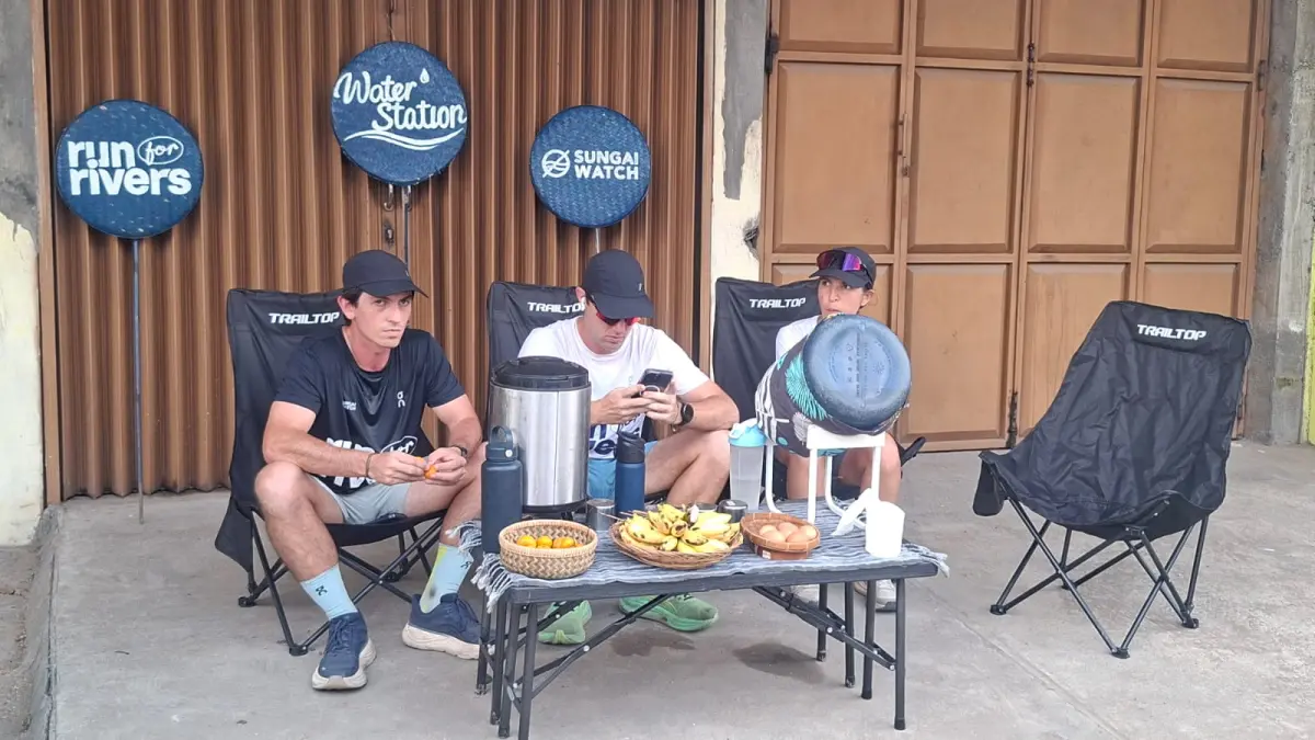 Tiga pelari asal Perancis, Sam, Gary, dan Kelly Bencheghib Rabu (29/4/2026) &nbsp;pukul 14.50 &nbsp;tiba di titik start &nbsp;kegiatan depan Bengkel Anugerah di Desa Pilangwetan, Kecamatan Kebonagung, Kabupaten Demak. (WAHIB PRIBADI/JAWA POS RADAR MAGELANG)