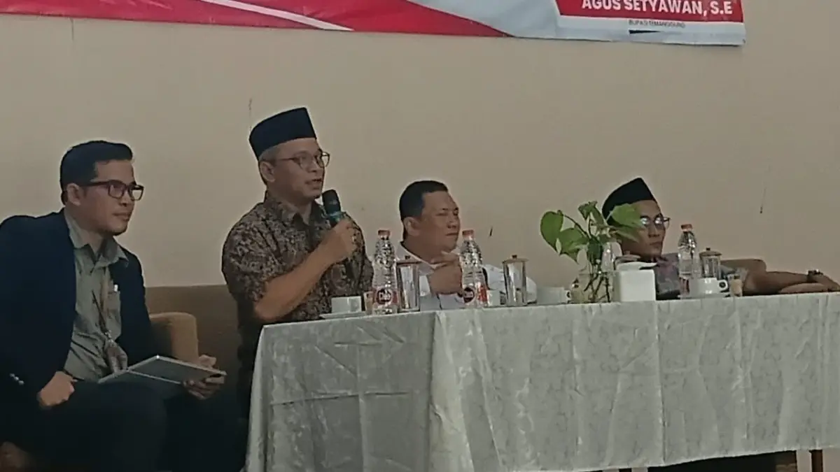 Anggota Komisi VIII DPR RI Wibowo Prasetyo, Kepala Biro Hukum, SDM, dan Humas Badan Penyelenggara Jaminan Produk Halal atau BPJPH Benny Cahyadie, serta Asisten I Pemkab Temanggung Agus Sujarwo saat kegiatan sosialisasi sertifikasi halal bersama pelaku UMKM di Kabupaten Temanggung, Rabu (29/4/2026).