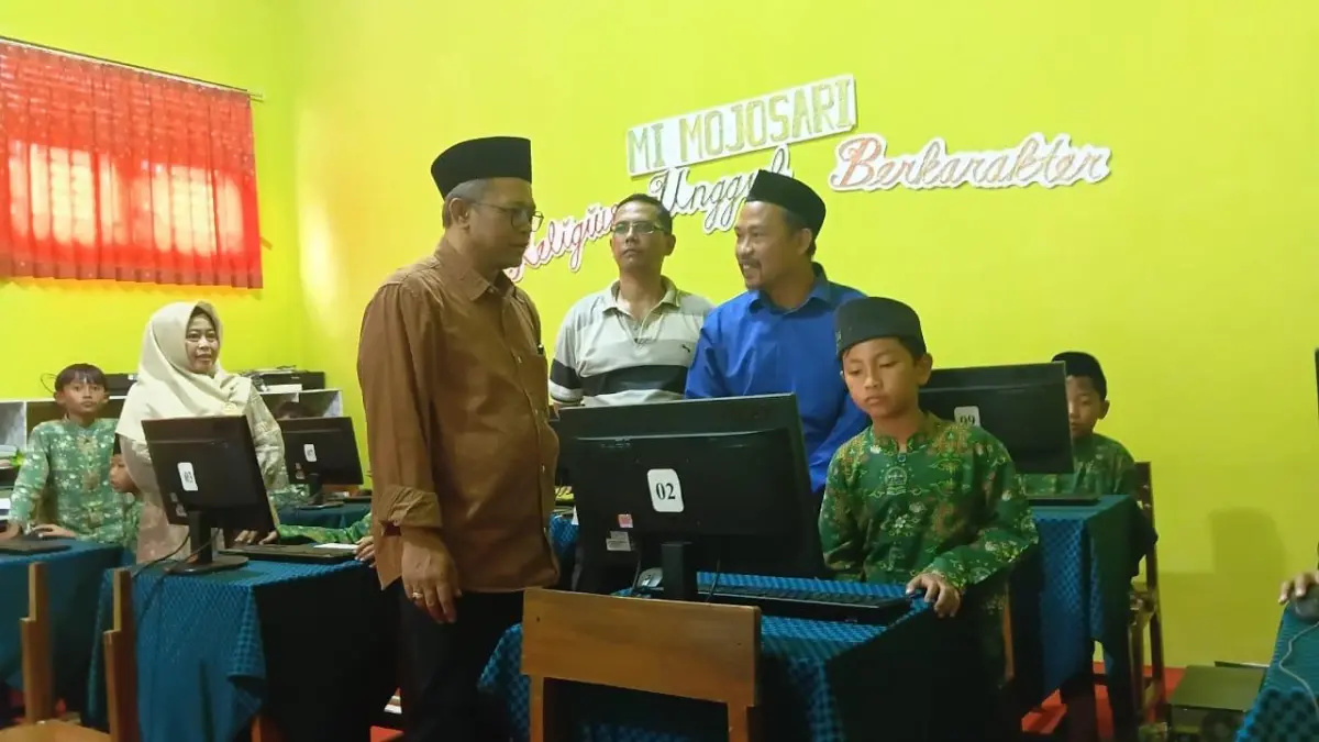 Anggota Komisi VIII DPR RI Fraksi PDI Perjuangan Wibowo Prasetyo saat mengunjungi ke MI Mojosari, Kabupaten Temanggung.