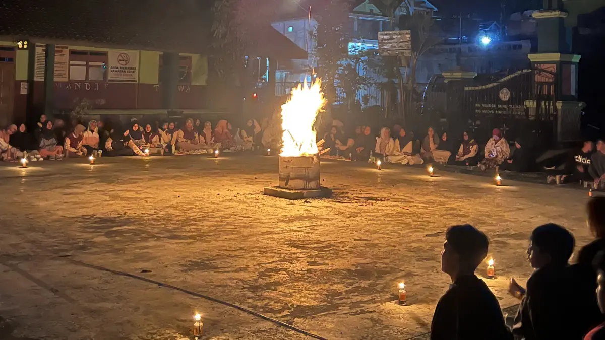 Api unggun akan menghangatkan suasana malam yang dingin. (Dok Pancot)