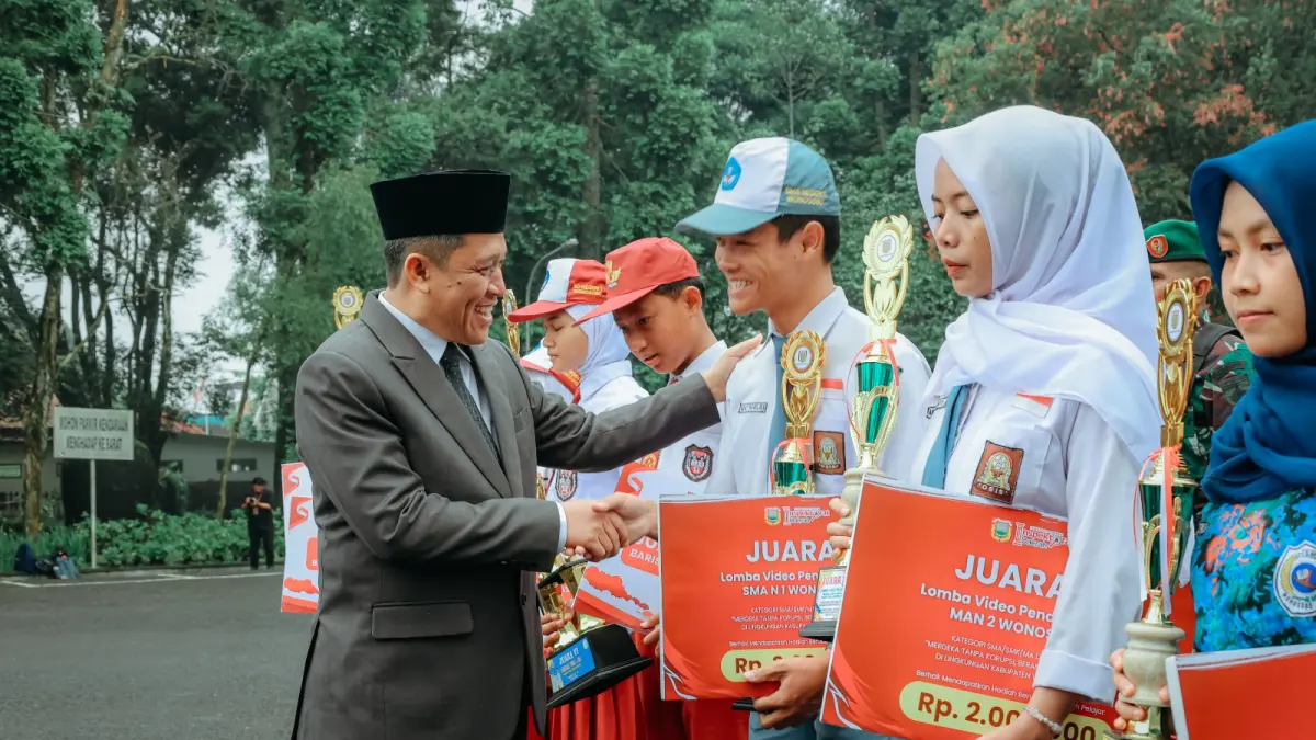 Bupati Wonosobo Afif Nurhidayat memberikan penghargaan pada siswa berprestasi belum lama ini. Disdikpora akan batasi penggunaan HP guru saat kegiatan belajar mengajar di sekolah. (Istimewa)
