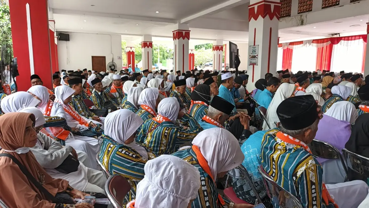 Kegiatan manasik haji dan pembekalan calon jemaah haji Kabupaten Magelang di Pendopo Lapangan drh. Soepardi, Kamis (30/4/2026). (ROFIK SYARIF/ JAWAPOS RADAR MAGELANG)