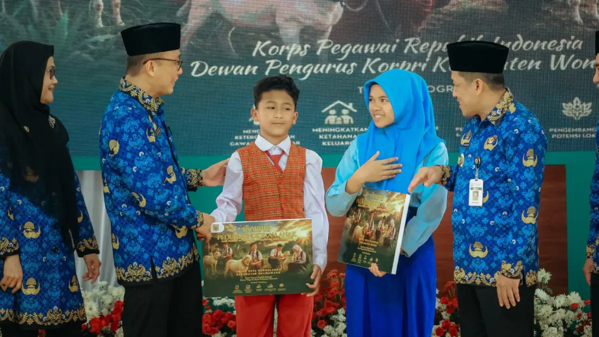 Kepala BKN Prof. Zudan Arif Fakrulloh menyerahkan bantuan pendidikan pada perwakilan siswa, Kamis (30/4/2026) di Wonosobo. (Humas Setda Kab Wonosobo for Jawa Pos Radar Magelang).