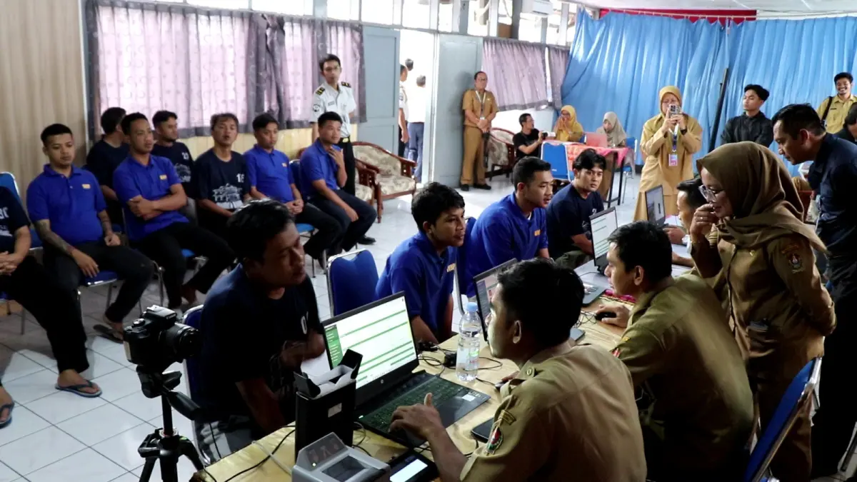 Petugas Dindukcapil Temanggung melakukan verifikasi dan perekaman data kependudukan warga binaan. (Istimewa)

