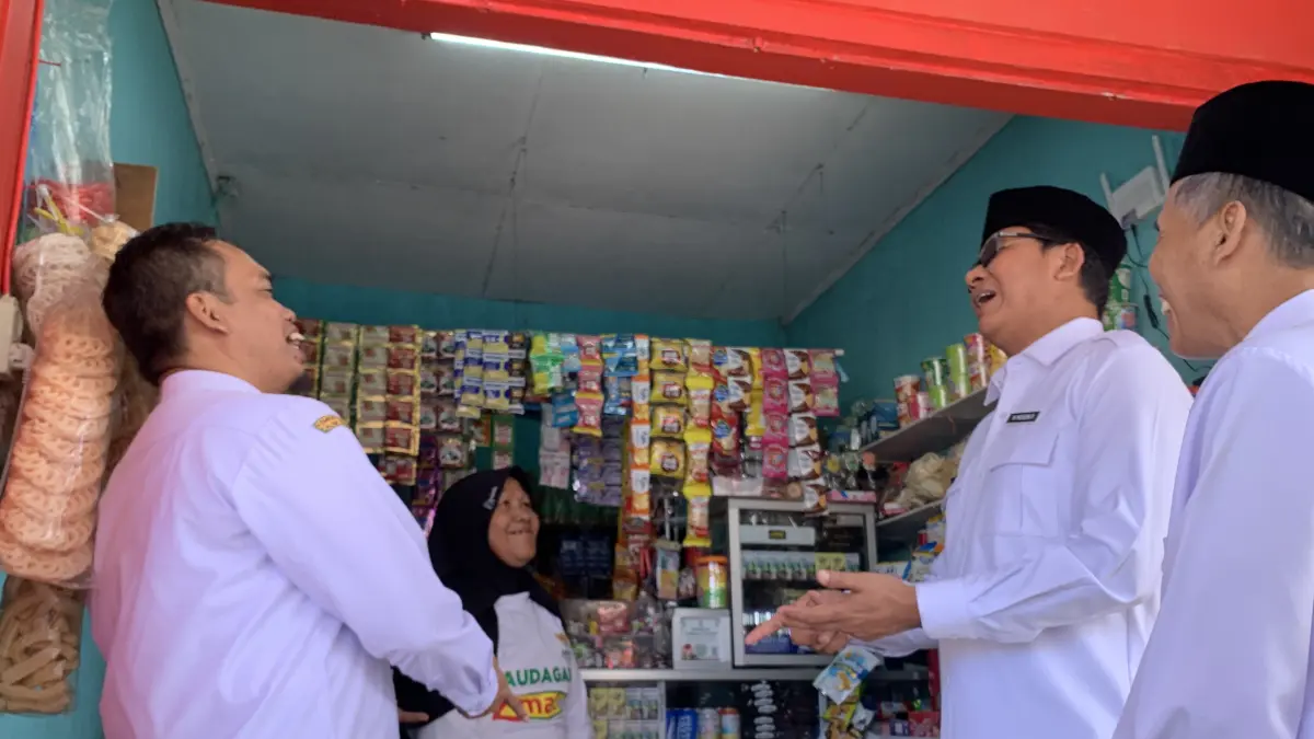 Sawaliyah, salah satu penerima program Zmart yang berada di Desa Kutoanyar, Kecamatan Kedu, saat dikunjungi Sekda Temanggung dan jajaran Baznas. (Devi Khofifatur Fizqi/Jawa Pos RadarMagelang)
